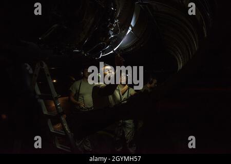 Des aviateurs affectés au 69e Escadron de maintenance d'aéronefs inspectent un moteur Stratofortress B-52H avant un vol à la base aérienne d'Andersen, Guam, le 3 février 2020.Les missions de bombardiers stratégiques améliorent la préparation et la formation nécessaires pour répondre à toute crise ou défi potentiel dans le monde entier.(É.-U.Photo de la Force aérienne par Airman 1re classe Michael S. Murphy) Banque D'Images