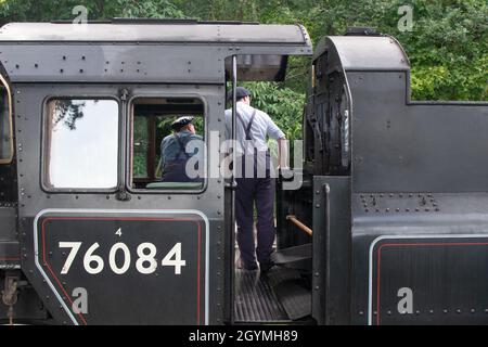 Sheringham, Norfolk, Royaume-Uni - SEPTEMBRE 14 2019 : les exploitants de train regardent du côté d'une locomotive d'époque Black BR Standard 4 76084 Banque D'Images