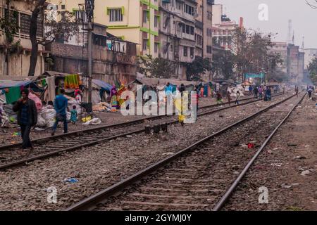 GUWAHATI, INDE - 31 JANVIER 2017 : personnes aux lignes de chemin de fer de Guwahati, Inde Banque D'Images