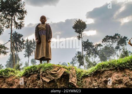 Mukakimenyi Esperance a 14 ans, dont le père est décédé de l'hépatite en 2013.Elle vit maintenant avec sa mère et deux jeunes bébés dont elle s'occupe.Elle fait de son mieux pour aider sa mère.Mugongo, Gisenyi, Rwanda. Banque D'Images