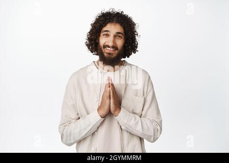 Joyeux homme du Moyen-Orient dire merci, montrez votre geste de mendier avec visage souriant, fond blanc Banque D'Images