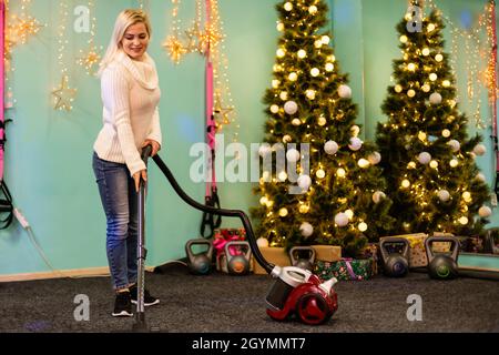 Jeune famille nettoyage de l'appartement après la fête de Noël Banque D'Images