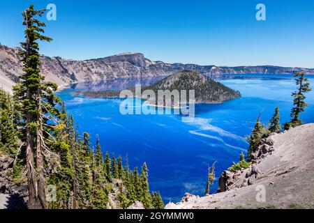 Ce Crater Lake Blue spécifique.Wizard Island dans l'eau bleue du lac Crater. Banque D'Images