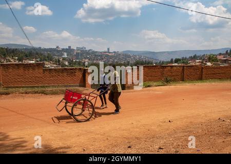 Deux jeunes garçons poussant un chariot.Rwanda. Banque D'Images