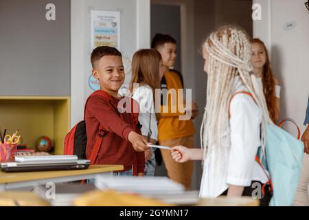 Sourire deux camarades de classe avec des sacs à dos en classe Banque D'Images