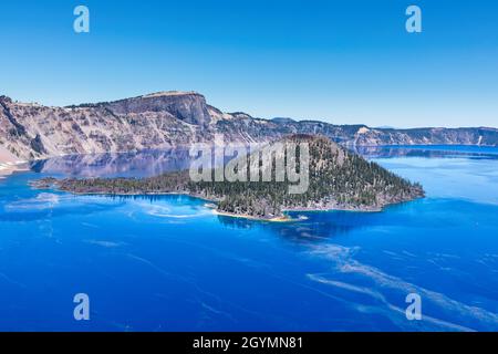 Ce Crater Lake Blue spécifique.Wizard Island dans l'eau bleue du lac Crater. Banque D'Images