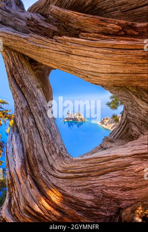 L'île de Phantom Ship dans le lac Crater, parc national de Crater Lake, Oregon Banque D'Images