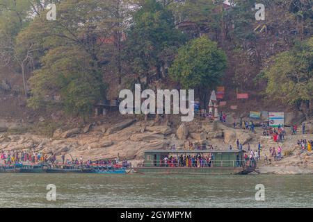 GUWAHATI, INDE - 31 JANVIER 2017 : habitants de l'île de Peacock Umananda dans le fleuve Brahmaputra près de Guwahati, Inde Banque D'Images