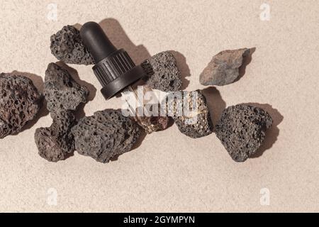 Huile essentielle pour l'aromathérapie et diffuseur minéral avec pierres volcaniques sur fond beige.Aromathérapie, spa, soins de beauté et concept de bien-être Banque D'Images