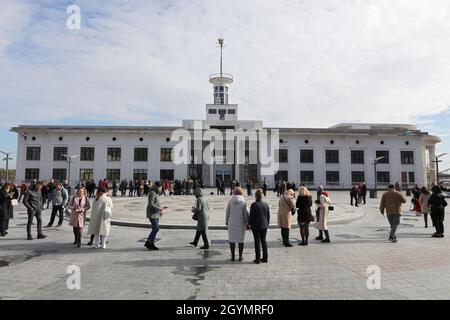 Kiev, Ukraine.08 octobre 2021.KIEV, UKRAINE - 08 OCTOBRE 2021 - les participants à la cérémonie d'ouverture de l'allée des timbres de Postage sont réunis sur la place Poshtova Ploshcha, Kiev, capitale de l'Ukraine crédit: UKRINFORM/Alay Live News Banque D'Images