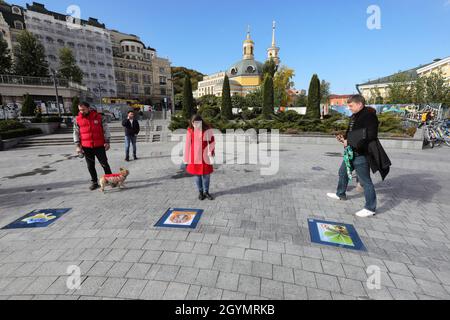 Kiev, Ukraine.08 octobre 2021.KIEV, UKRAINE - 08 OCTOBRE 2021 - les participants à la cérémonie d'ouverture de l'allée des timbres de Postage sont réunis sur la place Poshtova Ploshcha, Kiev, capitale de l'Ukraine crédit: UKRINFORM/Alay Live News Banque D'Images