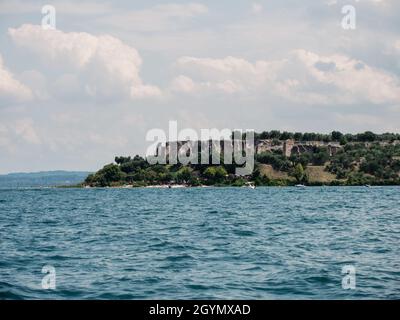 Grottes de Catullus ou Grotte di Catullo sur la péninsule de Sirmione, au lac de Garde, en Italie Banque D'Images