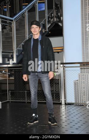 New York, États-Unis.08 octobre 2021.Hayden Christensen pose pour des photos au Grand escalier.L'acteur Hayden Christensen, qui reprendra son rôle de Darth Vader 15 ans après les préquels Star Wars de la série OBI-WAN Kenobi de Disney, se rend à l'Empire State Building pour célébrer le New York Comic con, à New York.Crédit : SOPA Images Limited/Alamy Live News Banque D'Images