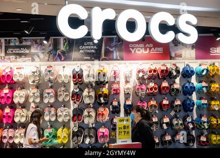 Marque américaine de fabricant de chaussures Crocs magasin vu à Hong Kong. Banque D'Images