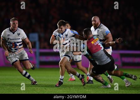 Stade Twickenham Stoop, Royaume-Uni.8 octobre 2021.Harry Randall de Bristol Bears se déroge à l'attaque de Simon Kerrod de Harlequins pendant le jeu Gallagher English Premiership entre Harlequins et Bristol Bears: Credit: Ashley Western/Alay Live News Banque D'Images