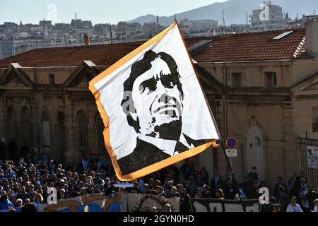 Marseille, France.08 octobre 2021.Un homme enonde un drapeau représentant le portrait de Bernard Tapie pendant les funérailles.les supporters de l'Olympique de Marseille (OM) rendent un dernier hommage à Bernard Tapie, magnat des affaires et ancien propriétaire du célèbre club de football,En l'accompagnant pour ses funérailles du Vieux-Port à la grande cathédrale de Marseille.Bernard Tapie meurt à Paris le 3 octobre 2021 à l'âge de 78 ans, après une bataille de quatre ans contre le cancer de l'estomac.(Photo de Gerard Bottino/SOPA Images/Sipa USA) crédit: SIPA USA/Alay Live News Banque D'Images