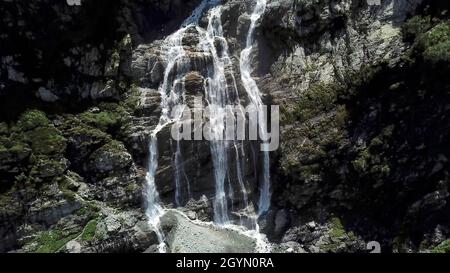 Gros plan sur les chutes d'eau de montagne qui font rage.Vue aérienne de la cascade géante qui coule dans les montagnes. Banque D'Images