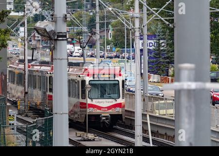 17 août 2021 - Calgary Transit CTrain sur la ligne rouge le long du sentier Macleod à Calgary (Alberta) Banque D'Images