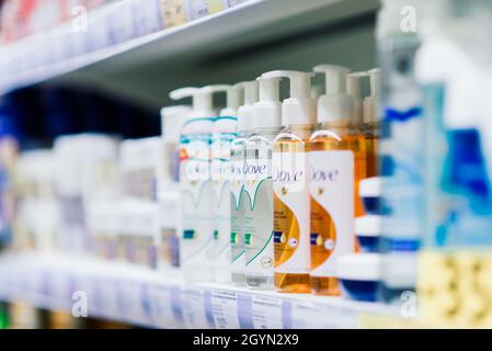 Différentes poudres de lavage, agent de nettoyage prêt à la vente à hypermarché Banque D'Images