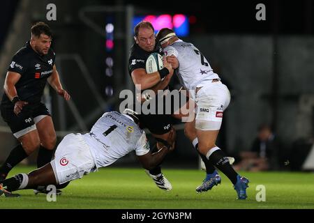 Swansea, Royaume-Uni.08 octobre 2021.Alun Wyn Jones de l'Osprey est arrêté par Ntuthuko Mchunu (1) et Kerron Van Vuuren (2) des requins.United Rugby Championship, Osprey v Sharks Rugby au stade Swansea.com de Swansea, au sud du pays de Galles, le vendredi 8 octobre 2021. photo par Andrew Orchard/Andrew Orchard sports Photography/Alay Live News crédit: Andrew Orchard sports Photography/Alay Live News Banque D'Images