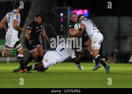 Swansea, Royaume-Uni.08 octobre 2021.Alun Wyn Jones de l'Osprey est arrêté par Ntuthuko Mchunu (1) et Kerron Van Vuuren (2) des requins.United Rugby Championship, Osprey v Sharks Rugby au stade Swansea.com de Swansea, au sud du pays de Galles, le vendredi 8 octobre 2021. photo par Andrew Orchard/Andrew Orchard sports Photography/Alay Live News crédit: Andrew Orchard sports Photography/Alay Live News Banque D'Images