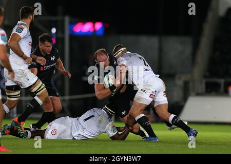 Swansea, Royaume-Uni.08 octobre 2021.Alun Wyn Jones de l'Osprey est arrêté par Ntuthuko Mchunu (1) et Kerron Van Vuuren (2) des requins.United Rugby Championship, Osprey v Sharks Rugby au stade Swansea.com de Swansea, au sud du pays de Galles, le vendredi 8 octobre 2021. photo par Andrew Orchard/Andrew Orchard sports Photography/Alay Live News crédit: Andrew Orchard sports Photography/Alay Live News Banque D'Images