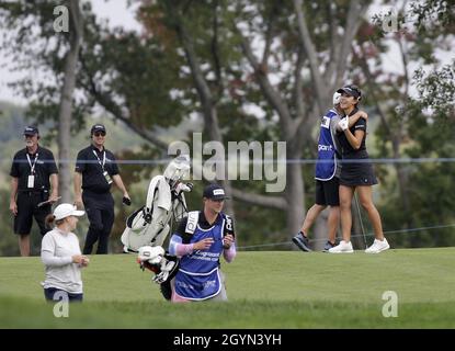 West Caldwell, États-Unis.08 octobre 2021.Mui He, de Chine, célèbre après avoir atteint son approche tournée pour un aigle sur le 2ème trou dans le 2ème tour de la LPGA Cognizant Founders Cup au Mountain Ridge Country Club à West Caldwell, NJ, le vendredi 8 octobre 2021.Photo de John Angelillo/UPI crédit: UPI/Alay Live News Banque D'Images