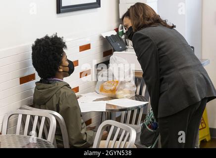 Little Falls, États-Unis.08 octobre 2021.Le vice-président américain Kamala Harris (R) s'entretient avec Ulani (L), une étudiante qui travaille régulièrement sur les devoirs à la boulangerie Tonnie's Minis tout en attendant que sa mère se lève du travail, lors d'un arrêt record dans le cadre de la visite d'une journée de Harris dans l'État de Newark, New Jersey,Le vendredi 8 octobre 2021.Photo par Justin Lane/UPI crédit: UPI/Alay Live News Banque D'Images