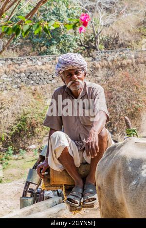 RANAKPUR, INDE - 13 FÉVRIER 2017 : un homme local travaille à une pompe à chaîne, État du Rajasthan, Inde Banque D'Images