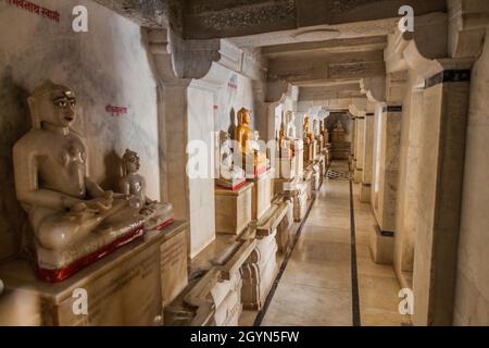 RANAKPUR, INDE - 13 FÉVRIER 2017 : sculptures dans le temple de Jain à Ranakpur, État du Rajasthan, Inde Banque D'Images