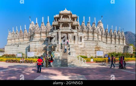 RANAKPUR, INDE - 13 FÉVRIER 2017 : visiteurs du temple de Jain à Ranakpur, État du Rajasthan, Inde Banque D'Images