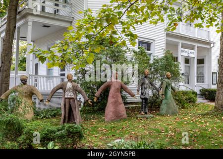 Chautauqua, New York - sculptures du cercle des amis devant la Maison baptiste à l'établissement Chautauqua. Banque D'Images