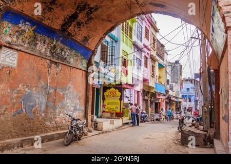 BUNDI, INDE - 16 FÉVRIER 2017 : porte dans le centre de Bundi, État du Rajasthan, Inde Banque D'Images