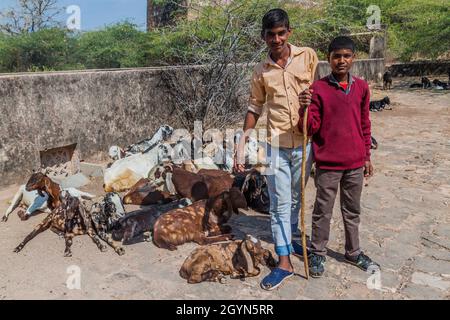 BUNDI, INDE - 16 FÉVRIER 2017 : éleveurs de chèvres du fort de Taragarh à Bundi, État du Rajasthan, Inde Banque D'Images