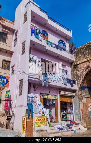 BUNDI, INDE - 16 FÉVRIER 2017: Maison avec linge suspendu à Bundi, État du Rajasthan, Inde Banque D'Images