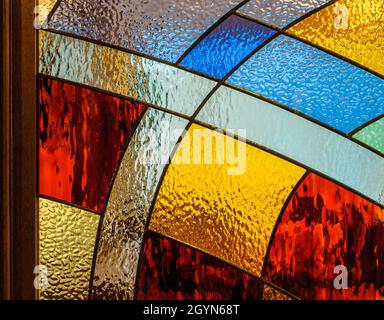 Verre peint en relief avec sections séparées en métal.Formes géométriques avec verre coloré Banque D'Images