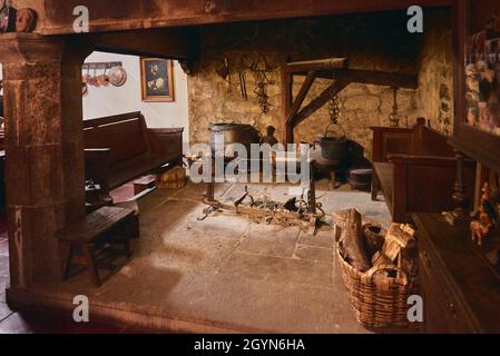 Photographie horizontale d'une vieille lareira galicienne, où les gens se sont réunis pour parler, cuisiner et se réchauffer autour du feu qui a été fait au centre de la f Banque D'Images