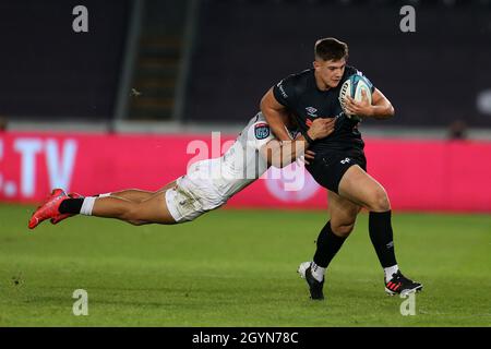 Swansea, Royaume-Uni.08 octobre 2021.Joe Hawkins des Ospreys est attaqué par Jeremy Ward des requins.United Rugby Championship, Osprey v Sharks Rugby au stade Swansea.com de Swansea, au sud du pays de Galles, le vendredi 8 octobre 2021. photo par Andrew Orchard/Andrew Orchard sports Photography/Alay Live News crédit: Andrew Orchard sports Photography/Alay Live News Banque D'Images