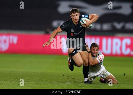 Swansea, Royaume-Uni.08 octobre 2021.Joe Hawkins des Ospreys est attaqué par Jeremy Ward des requins.United Rugby Championship, Osprey v Sharks Rugby au stade Swansea.com de Swansea, au sud du pays de Galles, le vendredi 8 octobre 2021. photo par Andrew Orchard/Andrew Orchard sports Photography/Alay Live News crédit: Andrew Orchard sports Photography/Alay Live News Banque D'Images