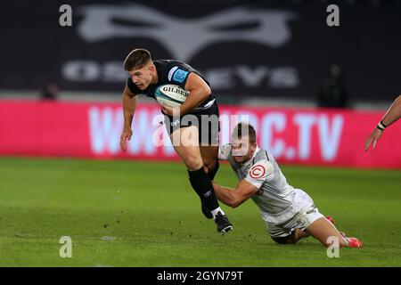 Swansea, Royaume-Uni.08 octobre 2021.Joe Hawkins des Ospreys est attaqué par Jeremy Ward des requins.United Rugby Championship, Osprey v Sharks Rugby au stade Swansea.com de Swansea, au sud du pays de Galles, le vendredi 8 octobre 2021. photo par Andrew Orchard/Andrew Orchard sports Photography/Alay Live News crédit: Andrew Orchard sports Photography/Alay Live News Banque D'Images