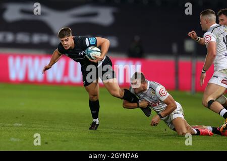 Swansea, Royaume-Uni.08 octobre 2021.Joe Hawkins des Ospreys est attaqué par Jeremy Ward des requins.United Rugby Championship, Osprey v Sharks Rugby au stade Swansea.com de Swansea, au sud du pays de Galles, le vendredi 8 octobre 2021. photo par Andrew Orchard/Andrew Orchard sports Photography/Alay Live News crédit: Andrew Orchard sports Photography/Alay Live News Banque D'Images