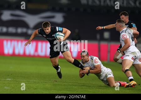 Swansea, Royaume-Uni.08 octobre 2021.Joe Hawkins des Ospreys est attaqué par Jeremy Ward des requins.United Rugby Championship, Osprey v Sharks Rugby au stade Swansea.com de Swansea, au sud du pays de Galles, le vendredi 8 octobre 2021. photo par Andrew Orchard/Andrew Orchard sports Photography/Alay Live News crédit: Andrew Orchard sports Photography/Alay Live News Banque D'Images