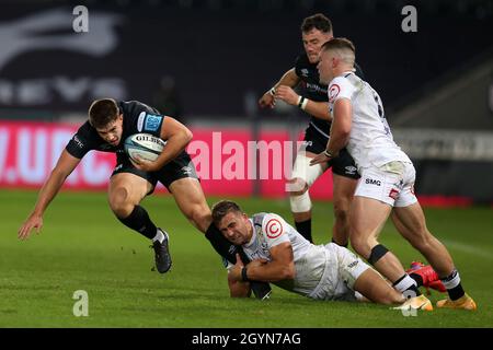 Swansea, Royaume-Uni.08 octobre 2021.Joe Hawkins des Ospreys est attaqué par Jeremy Ward des requins.United Rugby Championship, Osprey v Sharks Rugby au stade Swansea.com de Swansea, au sud du pays de Galles, le vendredi 8 octobre 2021. photo par Andrew Orchard/Andrew Orchard sports Photography/Alay Live News crédit: Andrew Orchard sports Photography/Alay Live News Banque D'Images