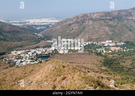 Vue aérienne du village de Bhavnath près de Junagadh dans l'État du Gujarat, en Inde Banque D'Images