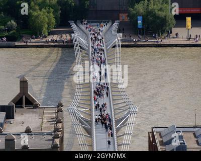 Londres, Grand Londres, Angleterre, août 24 2021 : personnes traversant le pont du Millénaire au-dessus de la Tamise. Banque D'Images