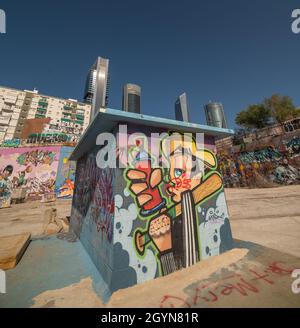 MADRID, ESPAGNE - 12 septembre 2021 : des peintures murales d'art de rue graffiti bordent les bâtiments de Madrid Espagne Banque D'Images