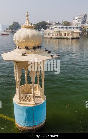 Petit pavillon dans le lac de Pichola à Udaipur, État du Rajasthan, Inde Banque D'Images