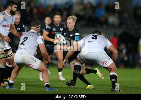 Swansea, Royaume-Uni.08 octobre 2021.Mat Protheroe de l'Ospreys (c) est arrêté.United Rugby Championship, Osprey v Sharks Rugby au stade Swansea.com de Swansea, au sud du pays de Galles, le vendredi 8 octobre 2021. photo par Andrew Orchard/Andrew Orchard sports Photography/Alay Live News crédit: Andrew Orchard sports Photography/Alay Live News Banque D'Images