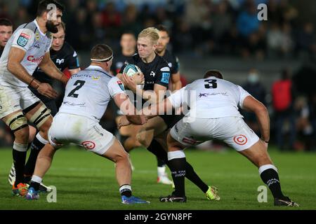 Swansea, Royaume-Uni.08 octobre 2021.Mat Protheroe de l'Ospreys (c) est arrêté.United Rugby Championship, Osprey v Sharks Rugby au stade Swansea.com de Swansea, au sud du pays de Galles, le vendredi 8 octobre 2021. photo par Andrew Orchard/Andrew Orchard sports Photography/Alay Live News crédit: Andrew Orchard sports Photography/Alay Live News Banque D'Images