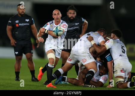 Swansea, Royaume-Uni.08 octobre 2021.Ruan Pienaar des requins passe la balle.United Rugby Championship, Osprey v Sharks Rugby au stade Swansea.com de Swansea, au sud du pays de Galles, le vendredi 8 octobre 2021. photo par Andrew Orchard/Andrew Orchard sports Photography/Alay Live News crédit: Andrew Orchard sports Photography/Alay Live News Banque D'Images